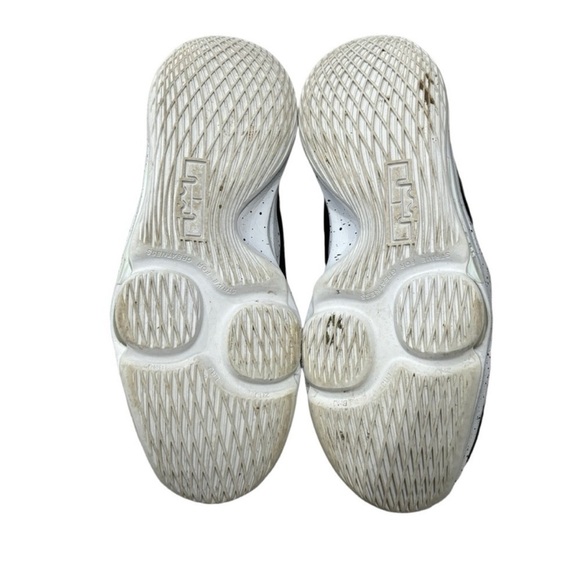 Nike LeBron Witness 5 Black Metallic Silver GS Mid Top Lace Up Youth Size 7Y - Picture 4 of 8